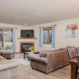 Quiet 3 Bedroom - Minutes from Airport and Mall，位于尼纳的酒店