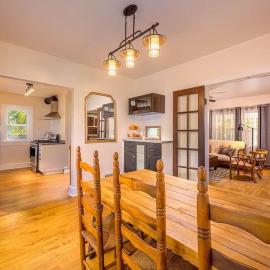 Downtown Lawrence University - Edge of Campus Perfect for Families，位于阿普尔顿的酒店