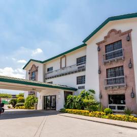 Quinta Dorada Hotel & Suites，位于萨尔蒂约的酒店