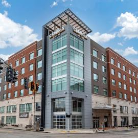 Cambria Hotel Louisville Downtown-Whiskey Row，位于路易斯威尔的酒店
