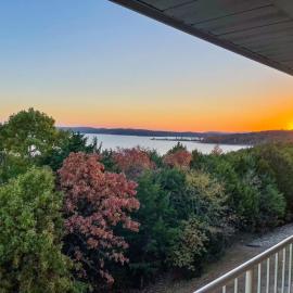Sunset Daydream - Elegant Condo on Table Rock，位于布兰森的酒店