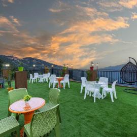 The Charvi Heights l The Stargaze Café l 360 Mountain View l Open Air Multi Cuisine Restaurant l Power Backup Available l Managed By ExoticStays Group，位于西姆拉的酒店