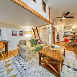 Perfect Loft for a Weekend in the Eastern Townships，位于Ayer's Cliff的酒店
