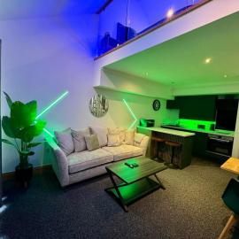 Boutique Spa apartment with Balcony & River Views，位于诺里奇的酒店