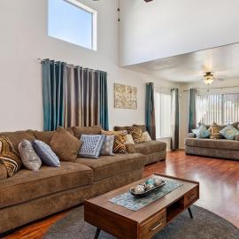 Charming 3 Bedroom Retreat with Patio Near Shopping & Dining，位于钱德勒的酒店