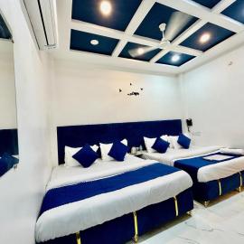 Hotel Shree，位于乌贾因的酒店