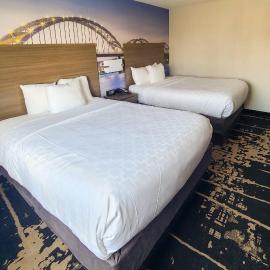 Clarion Pointe Bettendorf - Quad Cities，位于贝滕多夫的酒店