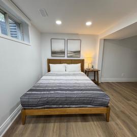 North Barrie !A Stylish and Spacious Private Bedroom with Private Bathroom，位于巴里的酒店