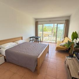 Cozy Beachside Studio with Beach Access & Pool，位于Marigot的酒店