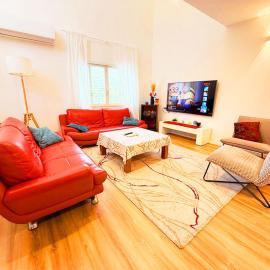 Spacious 3BD Penthouse with Rooftop & Parking，位于赖阿南纳的酒店