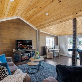 Rustic Lakefront Cottage with Fire Pit & Scenic Views，位于Brechin的酒店