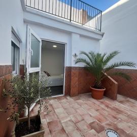 Terraza 120 m2 y paellero - Metro & Aeropuerto，位于马尼塞斯的酒店