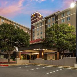 La Quinta by Wyndham San Antonio Airport，位于圣安东尼奥的酒店