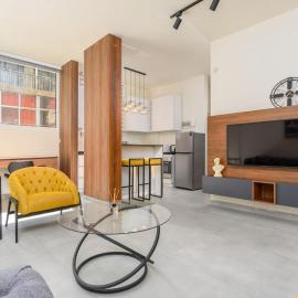 Curl 2-Bedroom Apartment in Gemmayzeh，位于Ar Rumayl的酒店