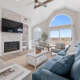 Elegant Updated Oceanfront Home with Pool & Hot Tub，位于罗丹特的酒店