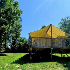 Beautiful Tented Cabin Nestled Amidst Trees with Incredible Hiking Trails Near in Logan, Ohio，位于洛根的酒店