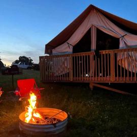 Impressive Tented Cabin with Peaceful Vistas and Fire Pit in Logan, Ohio，位于洛根的酒店