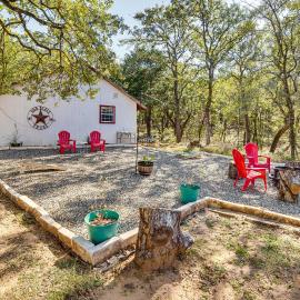 1 Mi to Park & Boat Ramp! Lake Texoma Retreat，位于Willow Spring的酒店