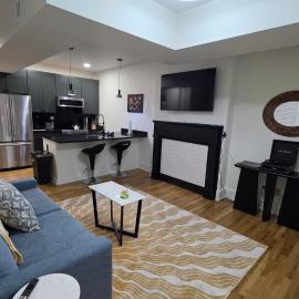 Quiet cheerful condo in the heart of OTR!，位于辛辛那提的酒店