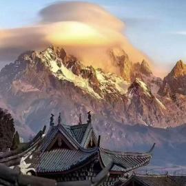 Golden Dragon's Mountain Glow Inn Chinese Style Courtyard of Lijiang Ancient Town Close to main streets near by Dashiqiao Sifang Street,Big Water Wheels,We offer tickets purchasing services,Free station pick-up for three nights of,Provide nutritious brea