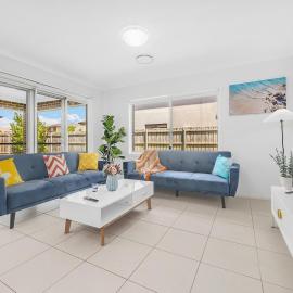 Five Bedrooms Near Schofields Station Direct Access to Sydney University & Parramatta，位于Schofields的酒店