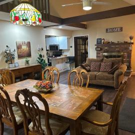 WOW!! Ultimate Pocono Retreat, Hot Tub, Game Room, Deck, Lakes, Skiing, Pools，位于Long Pond的酒店