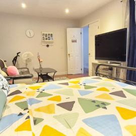 Mainfloor Spacious Cozy Room near Pacific Mall，位于多伦多的酒店