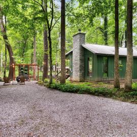 Secluded Romantic Cabin with Hot Tub and Fire Pit，位于科斯比的酒店