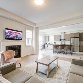 Modern Spacious Luxury detached-House new in RH，位于列治文山的酒店
