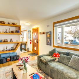 12 Mi to Bozeman: Duplex w/ Sauna & Yard，位于贝尔格莱德的酒店