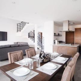 Modern House with Jacuzzi & Grill 3BR，位于恩塞纳达港的酒店