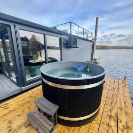 Houseboat Marina Mookerplas 4-6 persoons (met hottub en dakterras)，位于Middelaar的酒店