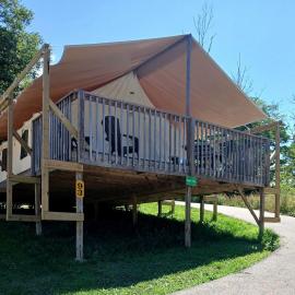 Sensational Tented Cabin Nestled Amidst Trees and Fire Pit Provided in Logan, Ohio，位于洛根的酒店