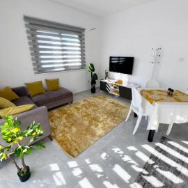 Lapta Yellow 1 bedroom，位于拉普索斯的酒店