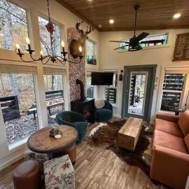 Blueberry Farm Cottage, Hot Tub, Creek, Game Room，位于Mentone的酒店