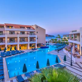 Porto Platanias Beach Resort & Spa，位于普拉塔尼亚斯的酒店