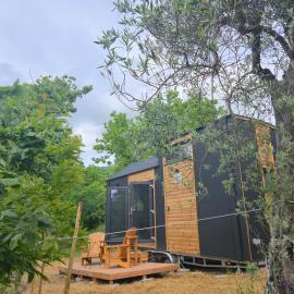 Off-Grid Nature Tiny House Retreat & Simple Living，位于San Martino的酒店