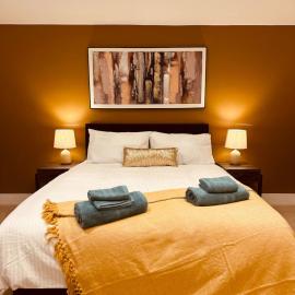 LivinSpace- Modern and spacious 2 bed flat in Central Sutton，位于萨顿的酒店