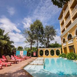 ROYAL PINEAPPLE HOTEL l a welcome to wealth and good fortune，位于甲米镇的酒店