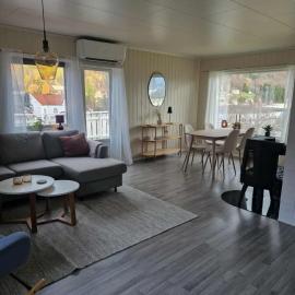House with terrace and a big garden in centrum of Lyngseidet，位于灵塞德的酒店