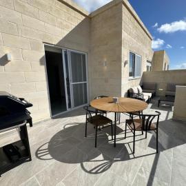 Panoramic Penthouse Stay Front & Back Terraces，位于萨奈特的酒店