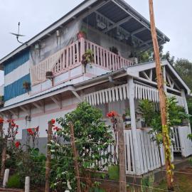 Elmadel Coffee Gardens & Village- Family Villas, Couples Chalets, Holiday Getaway & Garden Coffee Shop, Rustic Gardens- 50kms from Nairobi，位于马查科斯的酒店