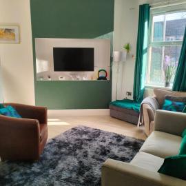 Canalside View House - Modern 11 Bed Retreat in the Yorkshire Dales，位于Lindley的酒店