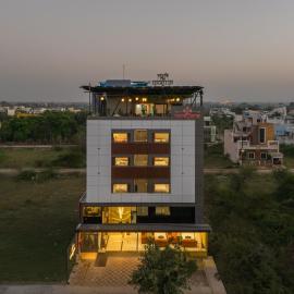 Perfectstayz Premium Shree Narayana at Mahakal temple road，位于乌贾因的酒店