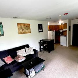 Cozy One-Bedroom Retreat in the Heart of Smithtown，位于史密斯敦的酒店