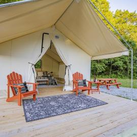 Nature's Haven with a Cozy River Escape，位于Cassville的酒店
