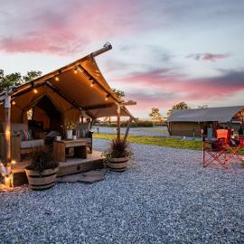 Boutique Camp Escape near Roaring River，位于Cassville的酒店