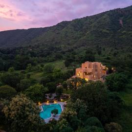 Dev Bagh Luxurious Private Suites，位于Debāri的酒店