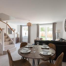 Runcorn Spacious Modern 3 bedroom House, 4 beds, On site Parking, Long stay deals，位于朗科恩的酒店