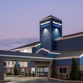AmericInn by Wyndham Urbana Champaign University Area，位于尚佩恩的酒店